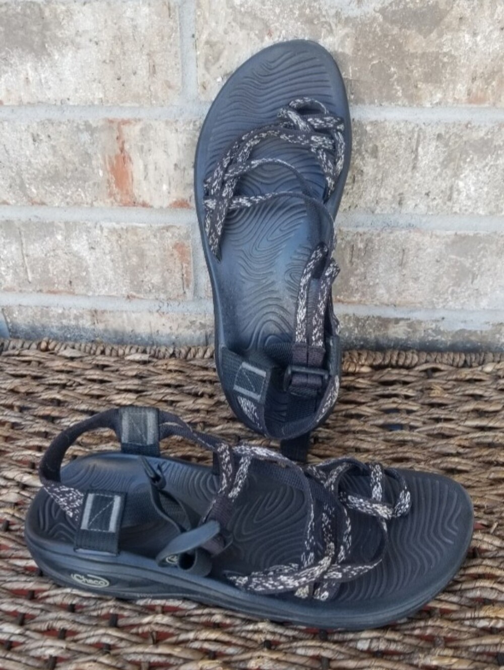 Chaco Strappy Black/ Grey Adjustable Hiking Sandals (Women 8) shoes